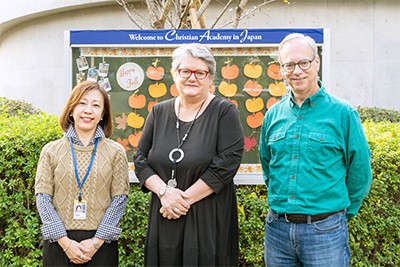 学校法人クリスチャン・アカデミー・イン・ジャパン 学校長 D.マウィニー様(右)と人事部長・熊手様(中央)、人事部長補佐・井坂様(左) 学校法人クリスチャン・アカデミー・イン・ジャパン:導入事例画像05